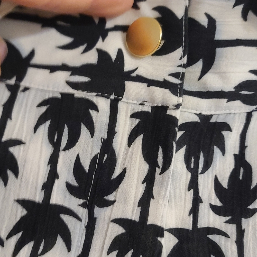 Diane Von Furstenberg Monochrome Palm Print Shorts - Picture 5 of 7